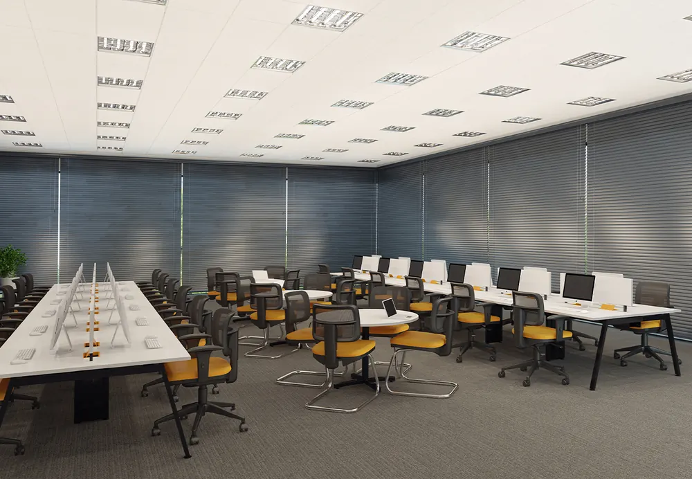 Sala com mesas em plataforma e cadeiras
